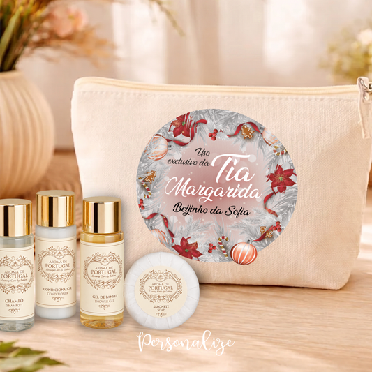 Espalhamos magia com as coleções mais fofas e originais de natal!&nbsp;&nbsp;

Bolsa cosméticos "Feliz natal " tipo linho personalizada com frase personalizada por si .
As nossas bolsinhas são sempre uma ótima opção, bolsinha com as dimensões ideais para trazer sempre consigo os itens necessários do deu dia-a-dia. Vendido em conjunto com a caneca ou separadamente.&nbsp;