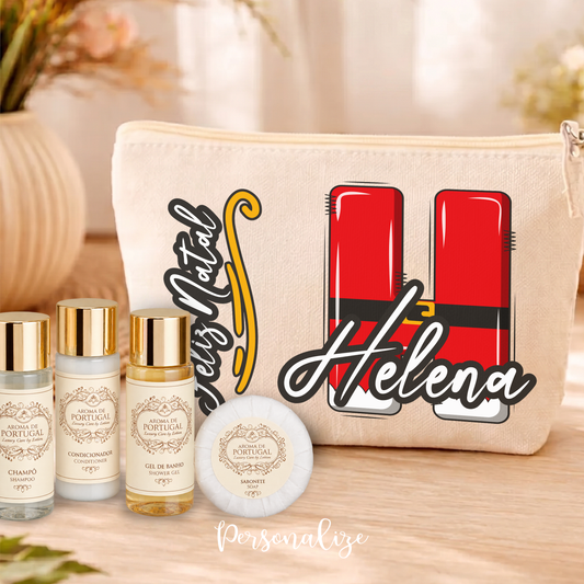 Espalhamos magia com as coleções mais fofas e originais de natal!&nbsp;&nbsp;

Bolsa 100% algodão com cosméticos "Feliz natal inicial " tipo linho personalizada com frase personalizada por si .
As nossas bolsinhas são sempre uma ótima opção, bolsinha com as dimensões ideais para trazer sempre consigo os itens necessários do deu dia-a-dia. Vendido em conjunto com a caneca&nbsp; ou separadamente.&nbsp;