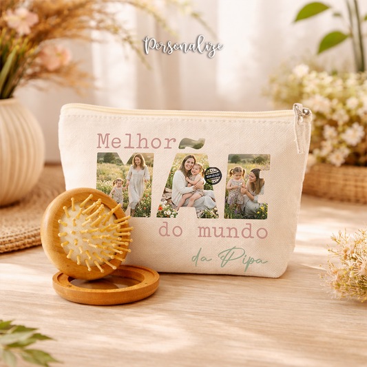 Este Dia da Mãe, oferece algo tão especial quanto ela.&nbsp;✨❤️

Em vez de um presente qualquer, cria algo único!
Os nossos artigos personalizados permitem-te criar um presente exclusivo, pensado ao detalhe para aquela que sempre fez tudo por ti.

Bolsa com escova "Melhor mãe do mundo", personalizada com 3 fotos e nome. Vendido em conjunto ou separado.

Mais do que um presente, é uma forma de eternizar momentos, memórias e sentimentos. 
