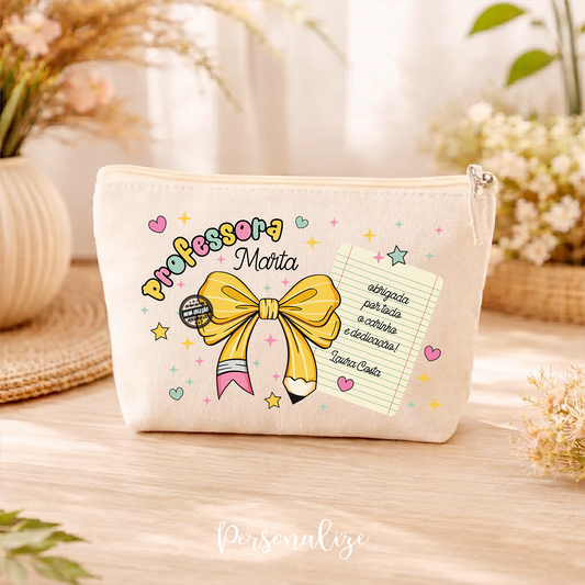 Coleção Especial para Professoras e Educadoras! ✏️🎀


Para quem dedica tanto carinho e atenção às nossas crianças, criámos uma coleção super fofa e personalizada!&nbsp;

Com um design encantador de&nbsp;laço em forma de lápis, estas peças são perfeitas para demonstrar toda a gratidão e reconhecimento por quem ensina com tanto amor.&nbsp;&nbsp;Tudo personalizado como e para quem quiser e uma mensagem especial à sua escolha!

Presenteie aquela professora incrível com um acessório cheio de cor e significado! 