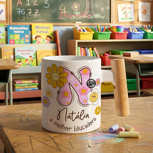 🌸📚&nbsp;Coleção Florida Personalizada para a Comunidade Escolar&nbsp;📚🌸

Ainda vais a tempo de surpreender aquela professora, educadora ou auxiliar especial com um presente cheio de cor e carinho!&nbsp;

Com um design floral encantador e a inicial do nome personalizada e pequena frase, esta coleção traz a delicadeza das flores e o toque único que todos adoram!

- Presente perfeito para agradecer
- Novidade fresquinha
- Ideal para o final do ano letivo

🌸 Porque quem cuidou, ensinou e acompanhou… merece