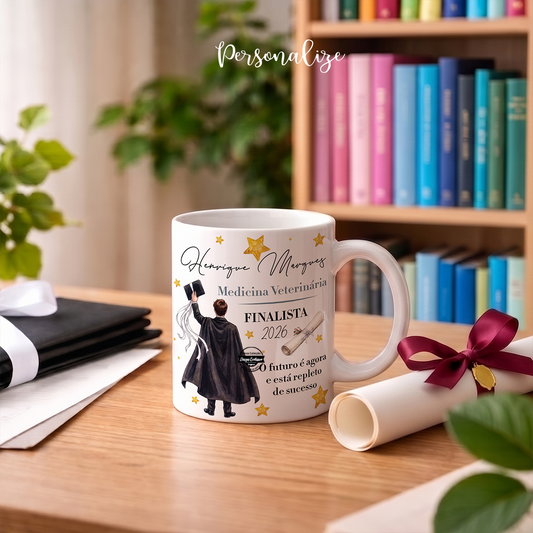 Ser finalista é guardar para sempre momentos únicos, amizades verdadeiras, aprendizagens e memórias que marcaram uma etapa tão especial. 🎓✨

É celebrar conquistas, recordar os melhores momentos e dar início a novos sonhos e novas aventuras. 💫
Caneca finalista "O futuro é agora e está repleto de sucesso", personalizado com nome, fotografia e o ano que desejar.&nbsp;

Porque cada finalista merece uma recordação especial para mais tarde recordar com carinho.&nbsp;