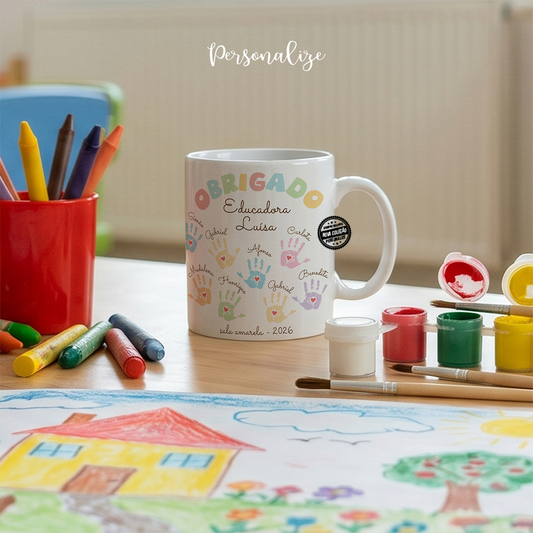 Há pessoas que deixam marca para a vida inteira. ✨

Caneca mãozinhas "Obrigado", foi criada para celebrar o carinho, a dedicação e os momentos inesquecíveis partilhados dentro e fora da sala de aula.

Com os nomes das crianças e um design cheio de cor e ternura, transforma-se numa recordação única para oferecer à educadora/ professora ou auxiliares no final do ano letivo.

Um presente simples, mas com um significado gigante.