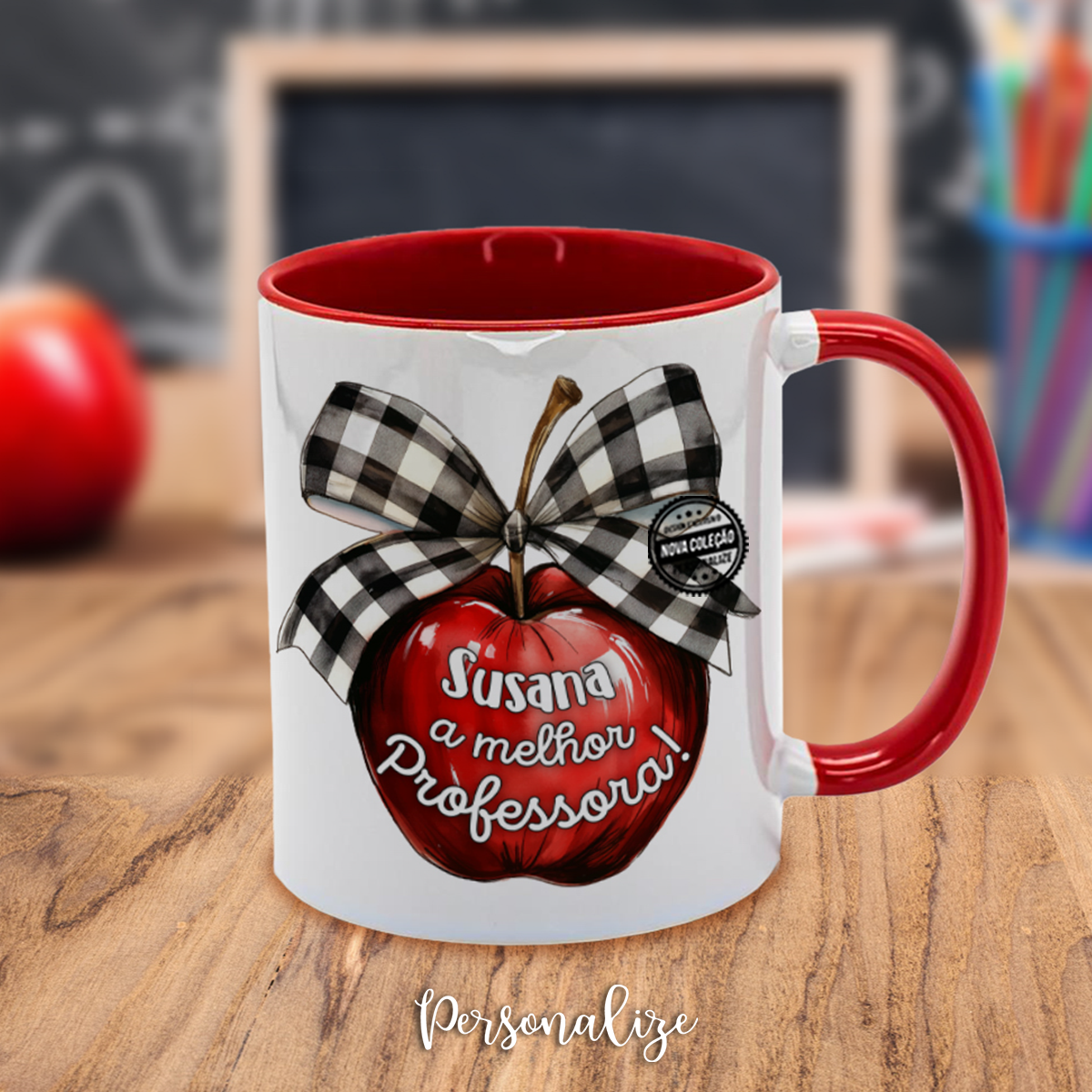 Uma caneca personalizada para oferecer à professora, educadora, auxiliar é sempre um presente ideal para oferecer no final do ano letivo, regresso às aulas, aniversário ou no Natal.

Caneca com desgin da maça e laço são perfeitas para transmitir gratidão e reconhecimento pelo empenho e dedicação ao longo do ano.&nbsp;Personalize com a frase que desejar.&nbsp;&nbsp;

Caixa incluida.