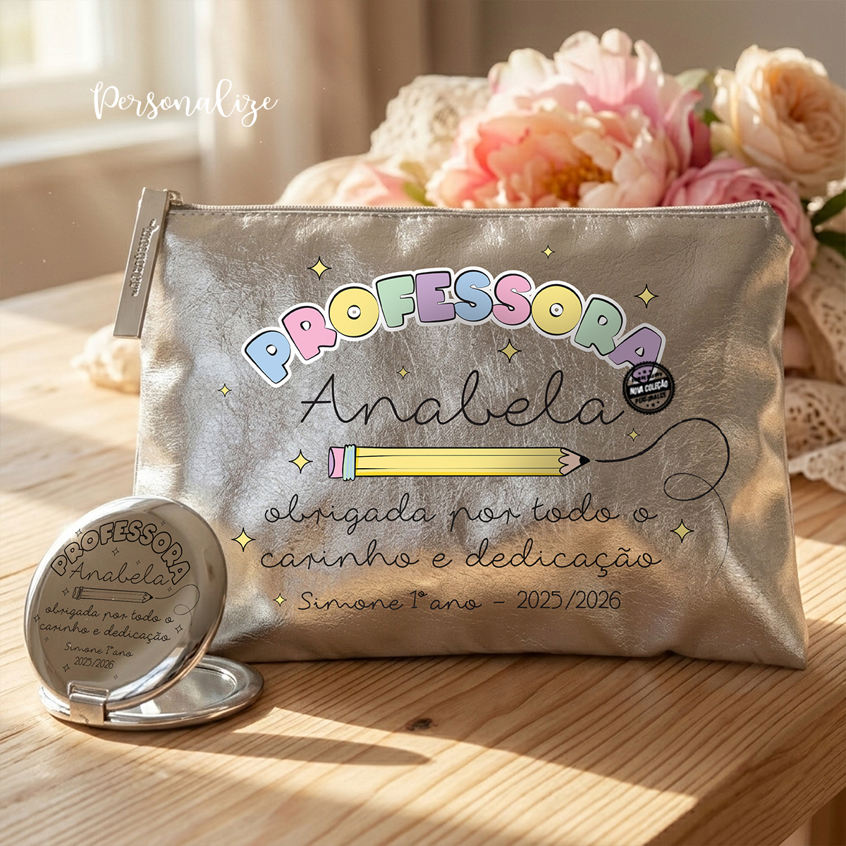 Ensinar é muito mais do que transmitir conhecimento — é inspirar, apoiar e acompanhar cada passo do crescimento.

Conjunto Bolsa e espelho "Obrigada por todo o carinho e dedicação", personalizado com nome e/ou frase que desejar.&nbsp;

Uma homenagem especial para quem dedica o coração a ensinar.