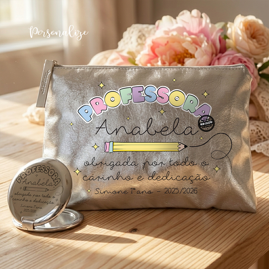 Ensinar é muito mais do que transmitir conhecimento — é inspirar, apoiar e acompanhar cada passo do crescimento.

Conjunto Bolsa e espelho "Obrigada por todo o carinho e dedicação", personalizado com nome e/ou frase que desejar.&nbsp;

Uma homenagem especial para quem dedica o coração a ensinar.