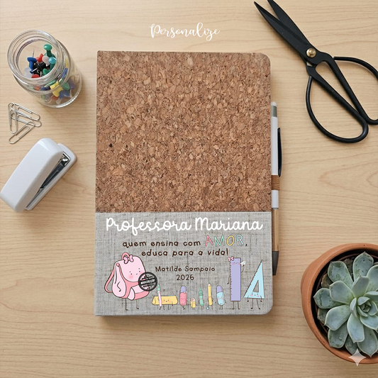 Há professoras que acompanham os nossos meninos desde pequeninos.

Este presente é ideal para oferecer no final do ano letivo e também numa altura de transição de escolas. Marque o momento e agradeça a quem mais merece!&nbsp;
Conjunto bloco com caneta "Quem ensina com amor educa para a vida", aproveite a nossa sugestão ou adapte com a frase que desejar.&nbsp;