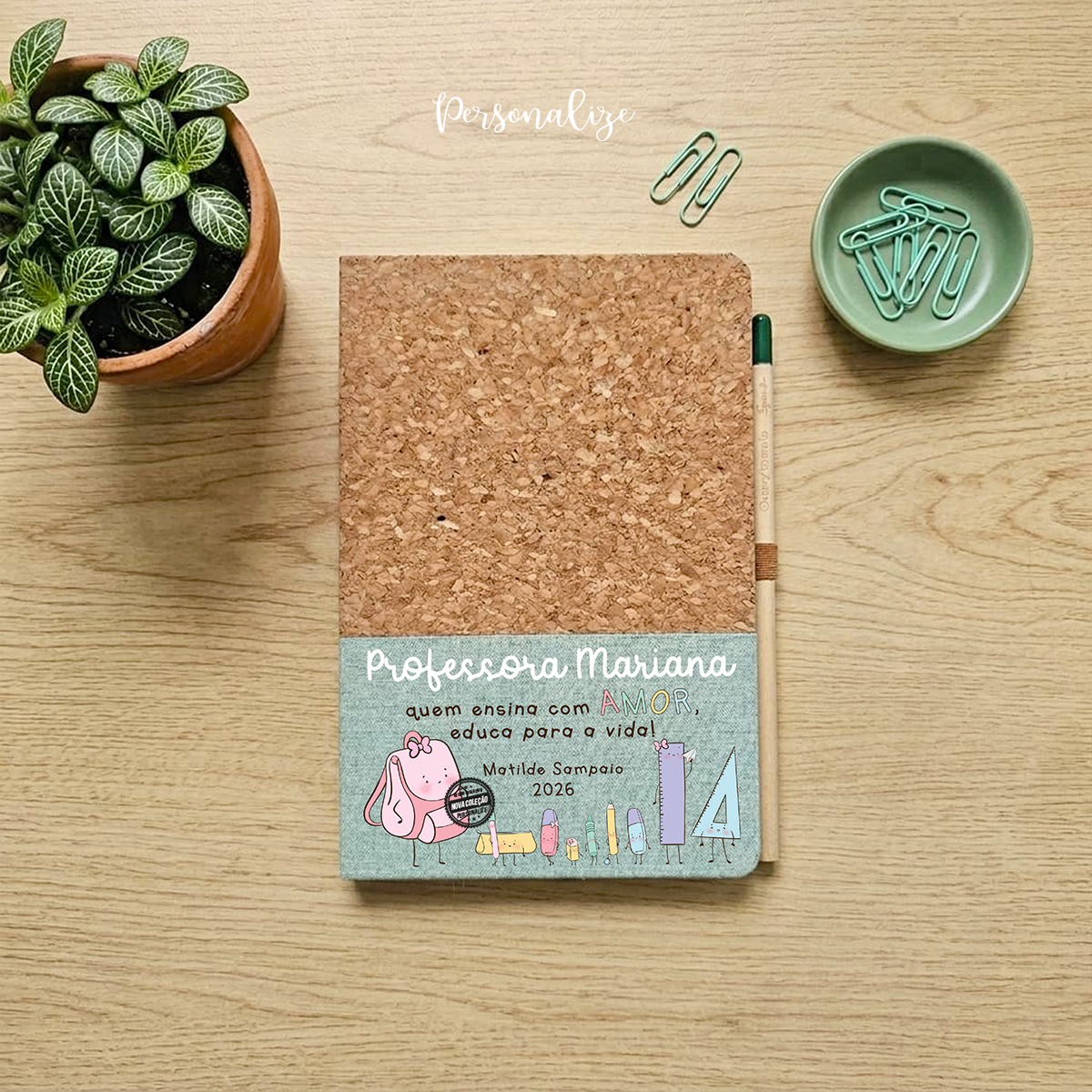 Há professoras que acompanham os nossos meninos desde pequeninos.

Este presente é ideal para oferecer no final do ano letivo e também numa altura de transição de escolas. Marque o momento e agradeça a quem mais merece!&nbsp;
Conjunto bloco com caneta "Quem ensina com amor educa para a vida", aproveite a nossa sugestão ou adapte com a frase que desejar.&nbsp;