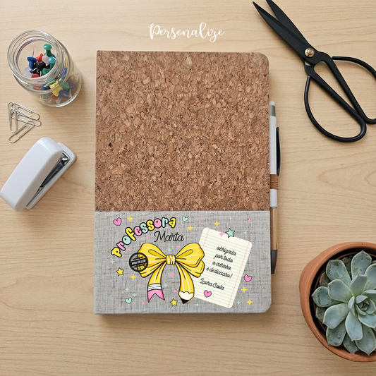 Coleção Especial para Professoras e Educadoras! ✏️🎀


Para quem dedica tanto carinho e atenção às nossas crianças, criámos uma coleção super fofa e personalizada!&nbsp;

Com um design encantador de&nbsp;laço em forma de lápis, estas peças são perfeitas para demonstrar toda a gratidão e reconhecimento por quem ensina com tanto amor.&nbsp;&nbsp;Tudo personalizado como e para quem quiser e uma mensagem especial à sua escolha!

Presenteie aquela professora incrível com um acessório cheio de cor e significado! 