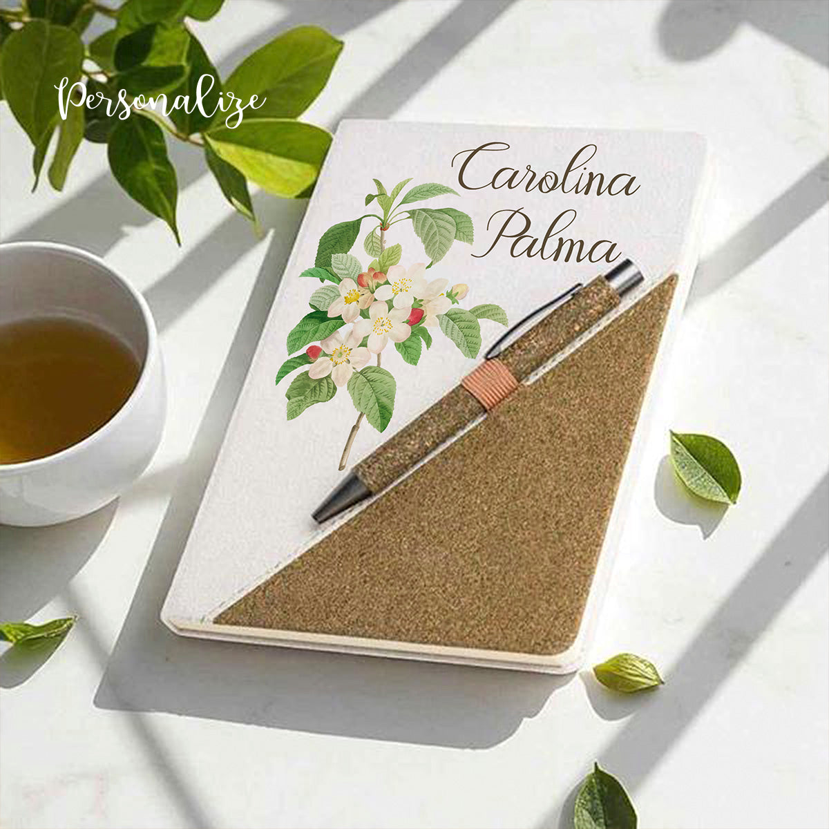 Conjunto de bloco A5 e caneta ecológico personalizado, ideal para quem valoriza sustentabilidade aliada a um design contemporâneo.
O bloco possui capa rígida revestida em algodão reciclado com incorporação de resíduos de chá verde, conferindo-lhe uma textura natural e distinta.

Um conjunto de bloco e caneta que se adequa a todas as ocasiões, ideal para oferecer à professora, médica, enfermeira, amiga...