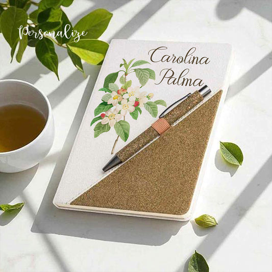 Conjunto de bloco A5 e caneta ecológico personalizado, ideal para quem valoriza sustentabilidade aliada a um design contemporâneo.
O bloco possui capa rígida revestida em algodão reciclado com incorporação de resíduos de chá verde, conferindo-lhe uma textura natural e distinta.

Um conjunto de bloco e caneta que se adequa a todas as ocasiões, ideal para oferecer à professora, médica, enfermeira, amiga...