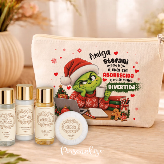 💚🎄 COLEÇÃO GRINCH - UM NATAL COM PERSONALIDADE! 🎄❤️

Quem disse que o Natal tem de ser sempre fofinho?&nbsp;O Grinch chegou à nossa loja para dar um toque de humor, irreverência e muita personalidade à época mais mágica do ano! 🎅✨

Conjunto bolsa e cosméticos Grinch "Amiga sem ti a vida era aborrecida e muito menos divertida", inspirada na personagem mais rabugenta da época natalícia, esta coleção reúne artigos que combinam criatividade, originalidade e o espírito irreverente do Grinch.

Seja para ofere