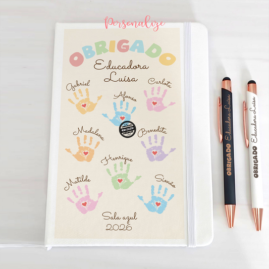 Há pessoas que deixam marca para a vida inteira. ✨

Conjunto de Bloco + caneta mãozinhas "Obrigado", foi criado para celebrar o carinho, a dedicação e os momentos inesquecíveis partilhados dentro e fora da sala de aula.

Com os nomes das crianças e um design cheio de cor e ternura, transforma-se numa recordação única para oferecer à educadora/ professora ou auxiliares no final do ano letivo.

Um presente simples, mas com um significado gigante.