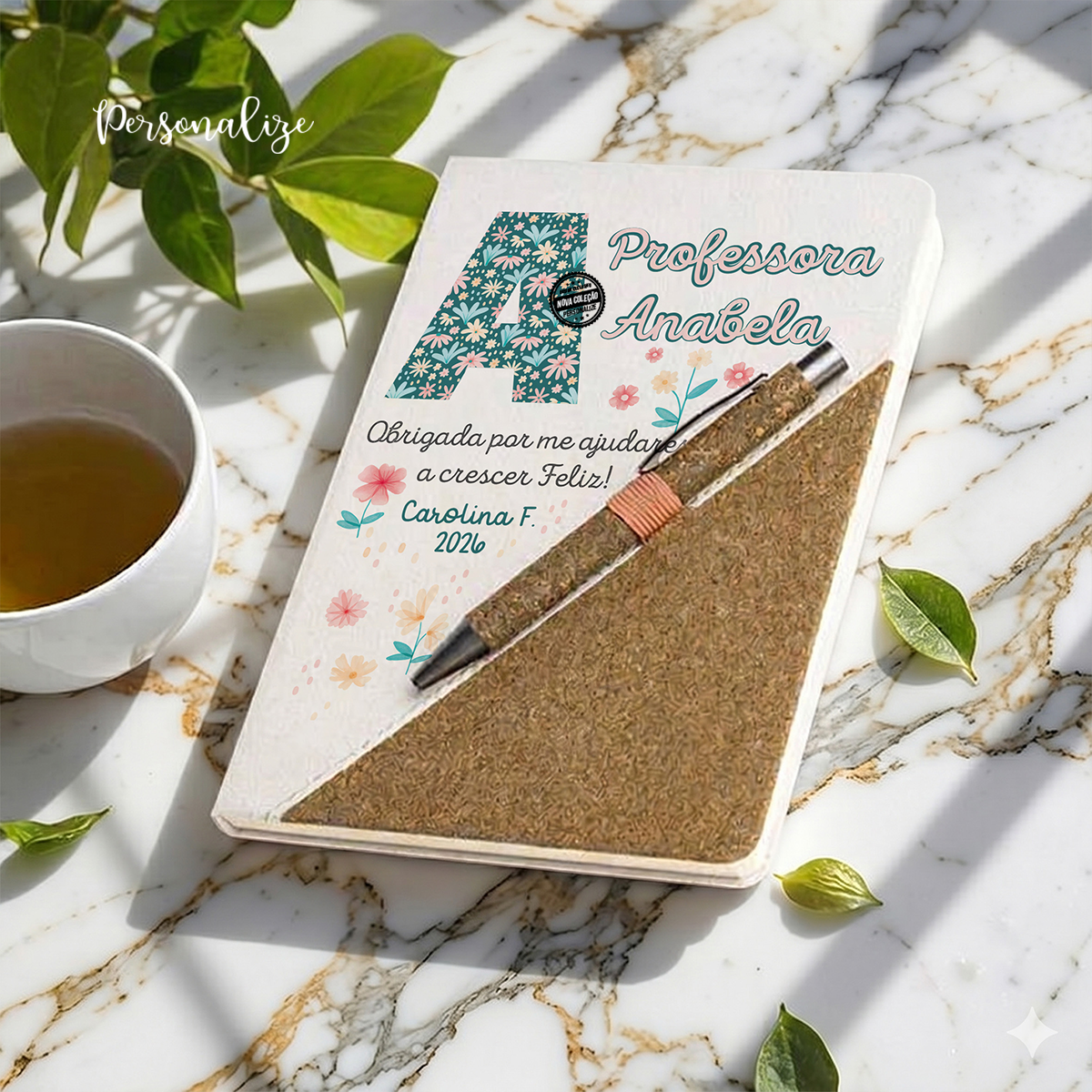 🌸📚&nbsp;Coleção Inicial Florida Personalizada para a Comunidade Escolar&nbsp;📚🌸

Ainda vais a tempo de surpreender aquela professora, educadora ou auxiliar especial com um presente cheio de cor e carinho!&nbsp;

Com um design floral encantador e a inicial do nome personalizada e pequena frase, esta coleção traz a delicadeza das flores e o toque único que todos adoram!

Porque quem cuidou, ensinou e acompanhou… merece algo especial!