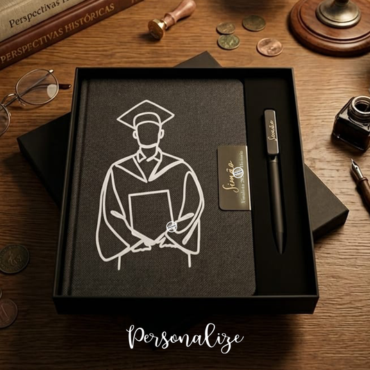 Ser finalista é guardar para sempre momentos únicos, amizades verdadeiras, aprendizagens e memórias que marcaram uma etapa tão especial. 🎓✨

Conjunto de bloco A5 com capa rígida de tecido RPET,&nbsp; com um elegante detalhe metálico, para gravar nome, profissão, frase ... Contém 160 páginas de papel liso de 70g, certificado pelo FSC. Acompanha uma esferográfica de alumínio com revestimento aborrachado e clip espelhado.

O presente perfeito para quem valoriza a organização e o estilo.
Personaliza com o teu 
