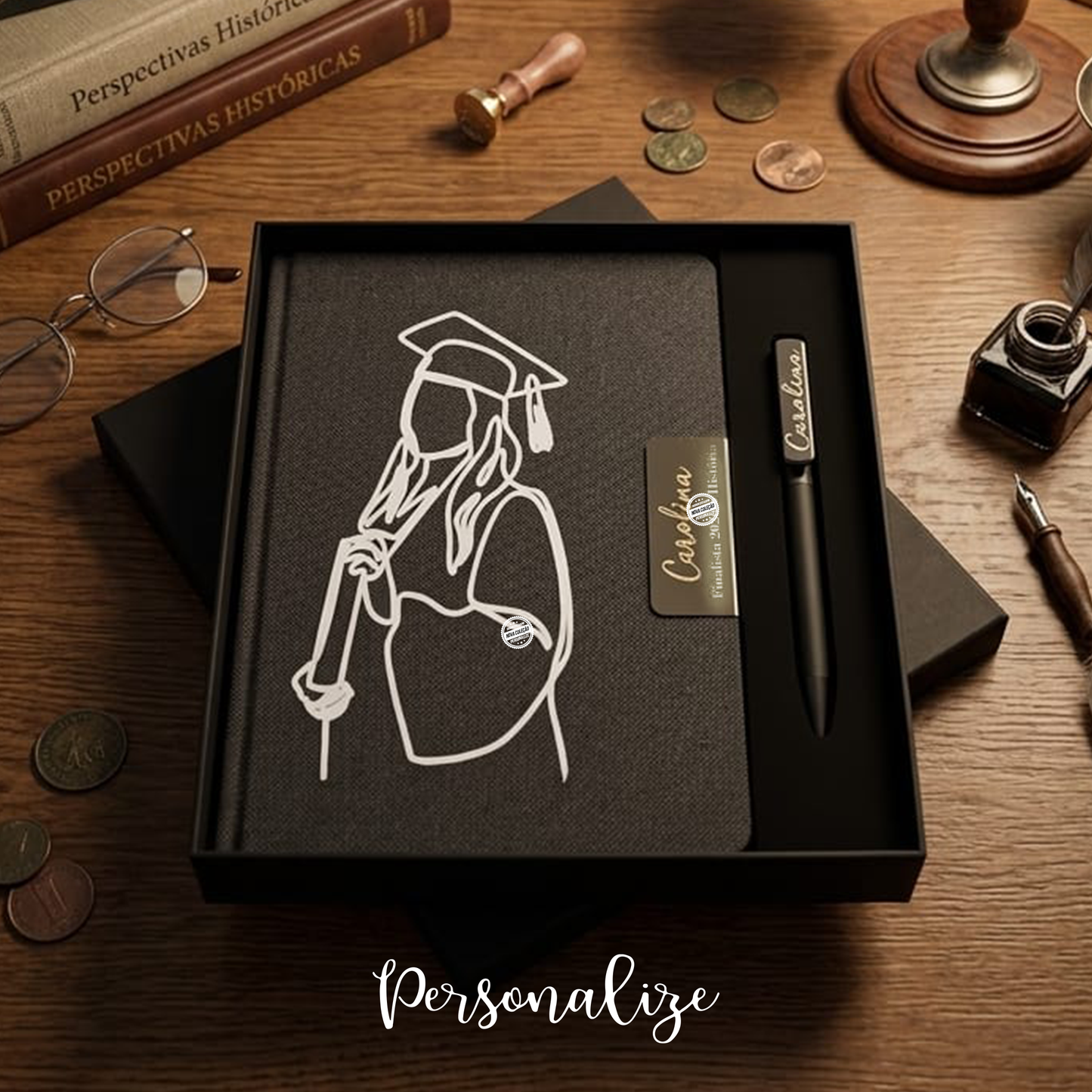 Ser finalista é guardar para sempre momentos únicos, amizades verdadeiras, aprendizagens e memórias que marcaram uma etapa tão especial. 🎓✨

Conjunto de bloco A5 com capa rígida de tecido RPET,&nbsp; com um elegante detalhe metálico, para gravar nome, profissão, frase ... Contém 160 páginas de papel liso de 70g, certificado pelo FSC. Acompanha uma esferográfica de alumínio com revestimento aborrachado e clip espelhado.

O presente perfeito para quem valoriza a organização e o estilo.
Personaliza com o teu 