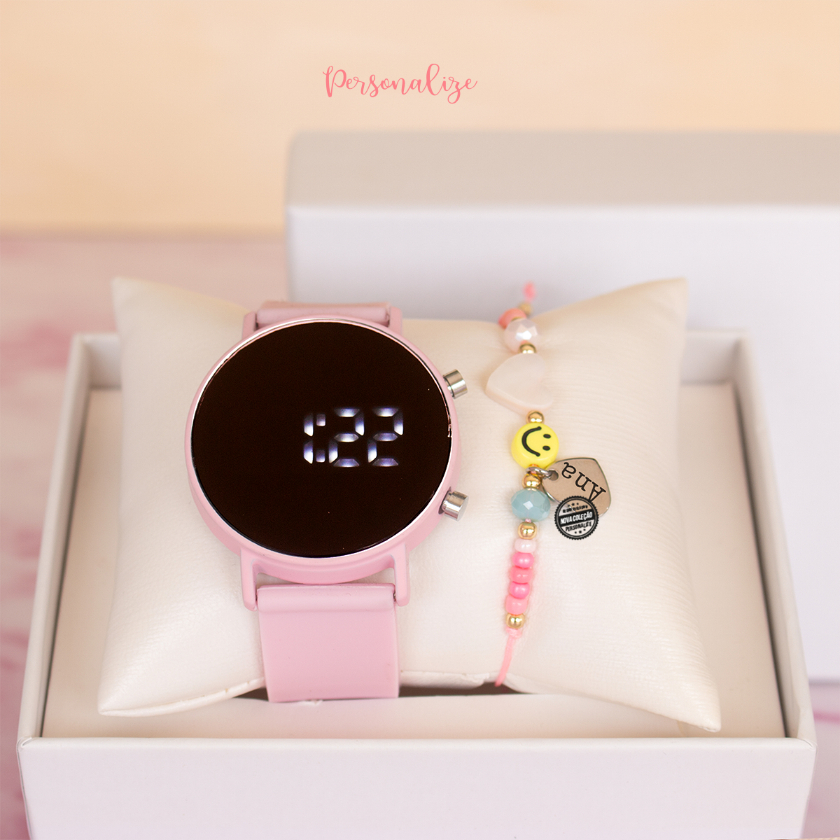 Sugestão super querida para a Super professora!


Relógio digital e bracelete de silicone, pulseira ajustável ao pulso com missangas e coração madre pérola e pendentes em aço inoxidável com nome.&nbsp;
Na compra do conjunto tem inclui a caixa.