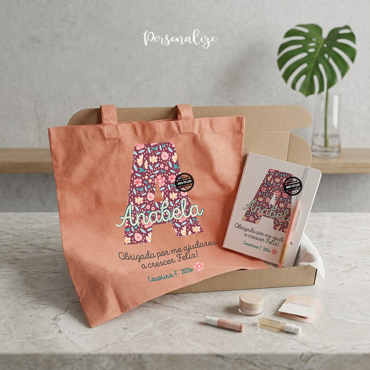 🌸📚&nbsp;Coleção Inicial Florida Personalizada para a Comunidade Escolar&nbsp;📚🌸

Ainda vais a tempo de surpreender aquela professora, educadora ou auxiliar especial com um presente cheio de cor e carinho!&nbsp;

Com um design floral encantador e a inicial do nome personalizada e pequena frase, esta coleção traz a delicadeza das flores e o toque único que todos adoram!

Porque quem cuidou, ensinou e acompanhou… merece algo especial!