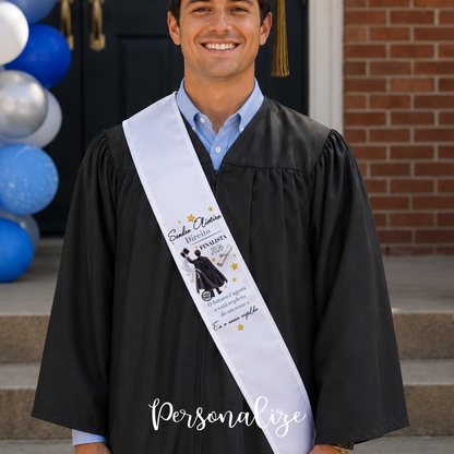Ser finalista é guardar para sempre momentos únicos, amizades verdadeiras, aprendizagens e memórias que marcaram uma etapa tão especial. 🎓✨

É celebrar conquistas, recordar os melhores momentos e dar início a novos sonhos e novas aventuras. 💫
Faixa de finalista "O futuro é agora e está repleto de sucesso", personalizado com nome, frase e o ano que desejar.&nbsp;

Porque cada finalista merece uma recordação especial para mais tarde recordar com carinho.&nbsp;