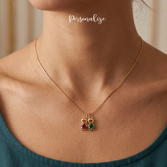 Fios que trazem a sua família consigo!


O nosso fio com pendentes de meninos/as é a peça perfeita para levar sempre consigo quem mais ama.
Pendente disponível nas cores bordeaux, verde ou azul. Pendente disponível apenas neste formato.&nbsp;