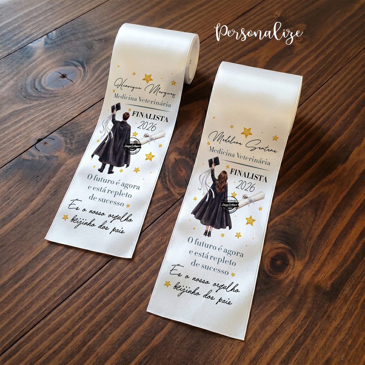 Ser finalista é guardar para sempre momentos únicos, amizades verdadeiras, aprendizagens e memórias que marcaram uma etapa tão especial. 🎓✨

É celebrar conquistas, recordar os melhores momentos e dar início a novos sonhos e novas aventuras. 💫
Fita de finalista "O futuro é agora e está repleto de sucesso", personalizado com nome, fotografia e o ano que desejar.&nbsp;

Porque cada finalista merece uma recordação especial para mais tarde recordar com carinho.&nbsp;