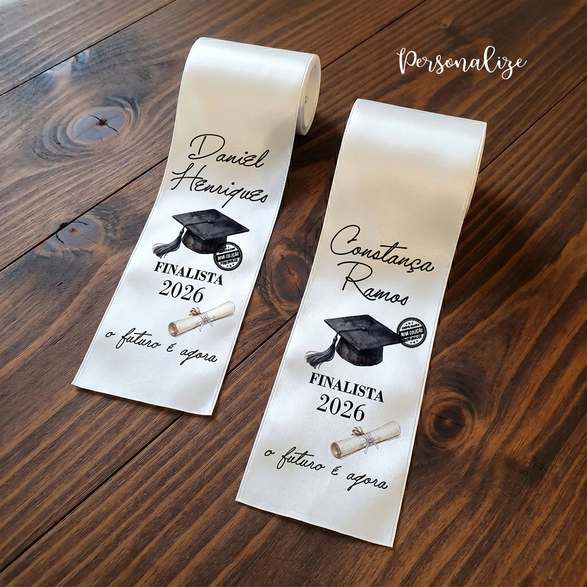 Ser finalista é guardar para sempre momentos únicos, amizades verdadeiras, aprendizagens e memórias que marcaram uma etapa tão especial. 🎓✨

É celebrar conquistas, recordar os melhores momentos e dar início a novos sonhos e novas aventuras. 💫
Fita finalista "O futuro é agora", personalizado com nome, frase e o ano que desejar.&nbsp;

Porque cada finalista merece uma recordação especial para mais tarde recordar com carinho.&nbsp;