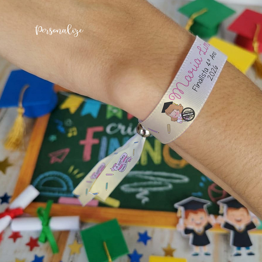 Ser finalista é muito mais do que terminar a escola - é celebrar anos de histórias, amizades, desafios e momentos que vão ficar para sempre na memória. 🎓✨

Fita pulseiras "Finalistas - O futuro começa agora", personalizada com o nome e ano que desejar.&nbsp;