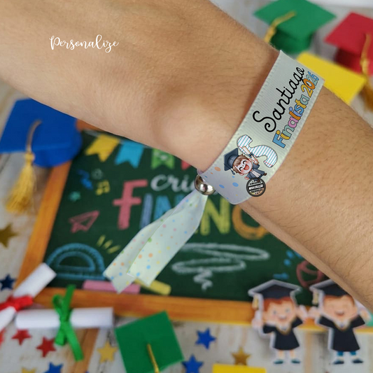 Chegou a hora de comemorar esta conquista inesquecível com algo verdadeiramente especial!
Fita pulseiras inicial "Finalista" personalizada para finalistas de jardim de infancia, creche ou primeiro ciclo.
Personalize com nomes, ano, turmas e ou frases inspiradoras


Seja para usar na cerimónia, na festa ou como recordação, temos o artigo perfeito para si e para o seu grupo.