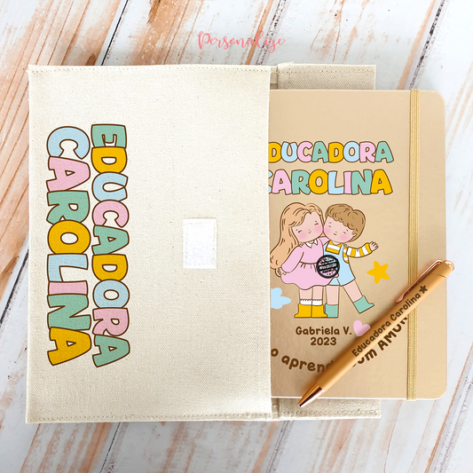 Os nossos kits são sempre o presente ideal!

Kit bolsa + bloco + caneta "Educadora, contigo aprendo com amor ".
Pode personalizar o bloco e o caderno com a frase que desejar. Caixa de oferta incluída no conjunto.&nbsp;