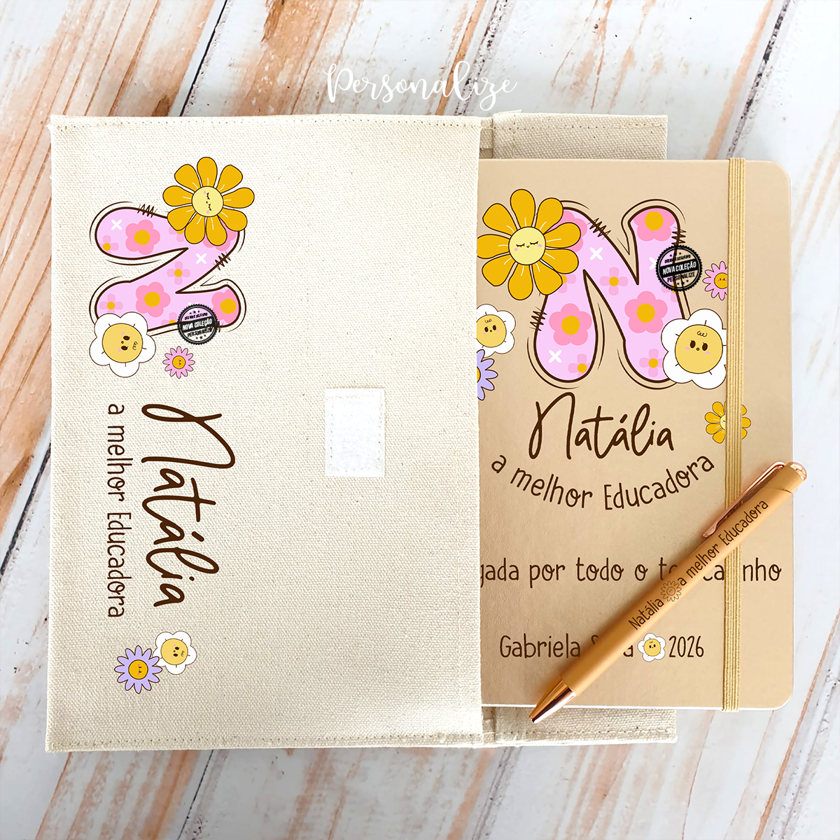 🌸📚&nbsp;Coleção Florida Personalizada para a Comunidade Escolar&nbsp;📚🌸

Ainda vais a tempo de surpreender aquela professora, educadora ou auxiliar especial com um presente cheio de cor e carinho!&nbsp;

Com um design floral encantador e a inicial do nome personalizada e pequena frase, esta coleção traz a delicadeza das flores e o toque único que todos adoram!

- Presente perfeito para agradecer
- Novidade fresquinha
- Ideal para o final do ano letivo

🌸 Porque quem cuidou, ensinou e acompanhou… merece
