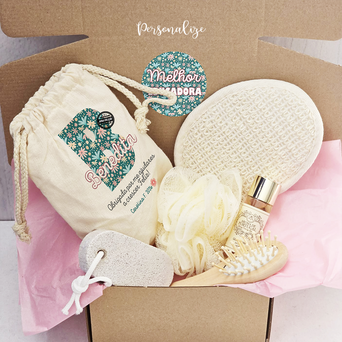 🌸📚&nbsp;Coleção Inicial Florida Personalizada para a Comunidade Escolar&nbsp;📚🌸

Ainda vais a tempo de surpreender aquela professora, educadora ou auxiliar especial com um presente cheio de cor e carinho!&nbsp;

Com um design floral encantador e a inicial do nome personalizada e pequena frase, esta coleção traz a delicadeza das flores e o toque único que todos adoram!

Porque quem cuidou, ensinou e acompanhou… merece algo especial!