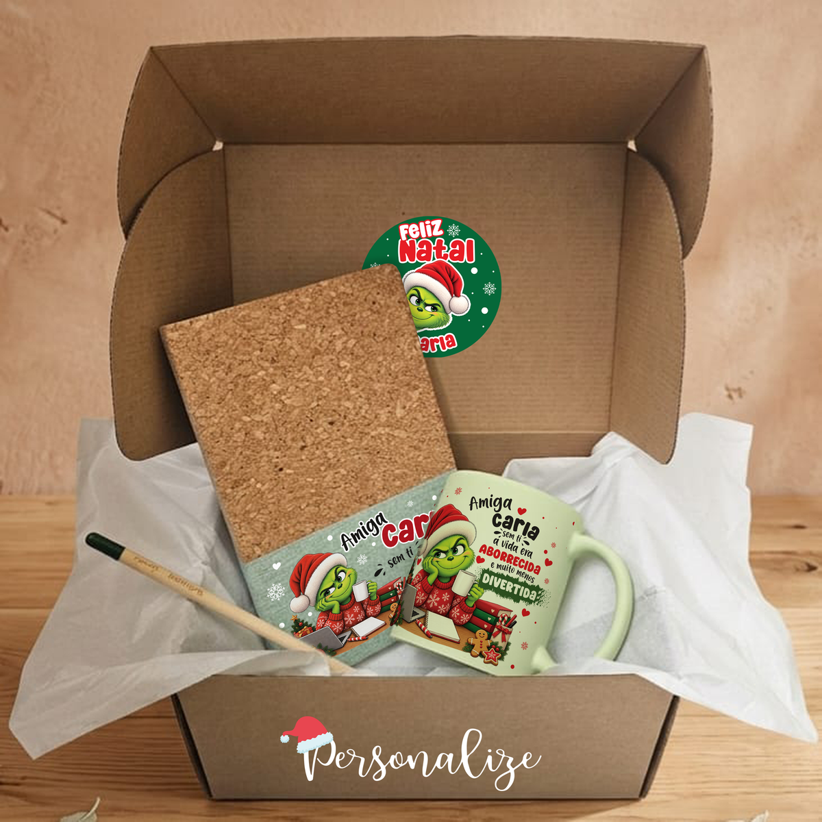 💚🎄 COLEÇÃO GRINCH - UM NATAL COM PERSONALIDADE! 🎄❤️

Quem disse que o Natal tem de ser sempre fofinho?&nbsp;O Grinch chegou à nossa loja para dar um toque de humor, irreverência e muita personalidade à época mais mágica do ano! 🎅✨

Kit especial natal Grinch "Amiga sem ti a vida era aborrecida e muito menos divertida", inspirada na personagem mais rabugenta da época natalícia, esta coleção reúne artigos que combinam criatividade, originalidade e o espírito irreverente do Grinch.

Seja para oferecer a alg