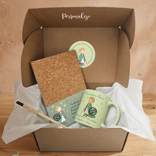 Há pessoas que ensinam muito mais do que palavras. ✨

Kit especial principezinho "Aqueles que passam por nós, não vão sós. Deixam um pouco de si, levam um pouco de nós", foi criado para agradecer todo o carinho, a dedicação e os momentos especiais vividos ao longo do ano letivo.

Uma lembrança única e cheia de significado para oferecer à educadora, professora ou auxiliar.

Porque há gestos simples que ficam guardados para sempre no coração. 💛