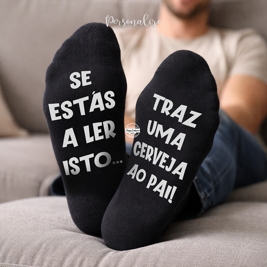 Meias "Se estás a ler isto... Traz uma cerveja ao pai!", estas meias divertidas são o presente perfeito para o pai que adora relaxar no sofá e não perde uma oportunidade para uma boa gargalhada.

Prenda ideal para o pai no aniversário, dia do pai, Natal...