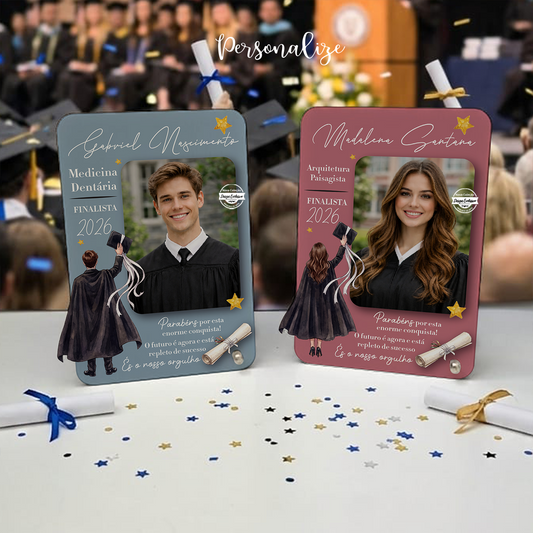 Ser finalista é guardar para sempre momentos únicos, amizades verdadeiras, aprendizagens e memórias que marcaram uma etapa tão especial. 🎓✨

É celebrar conquistas, recordar os melhores momentos e dar início a novos sonhos e novas aventuras. 💫
Moldura finalista "O futuro é agora e está repleto de sucesso", personalizado com nome, frase e o ano que desejar.&nbsp;

Porque cada finalista merece uma recordação especial para mais tarde recordar com carinho.&nbsp;