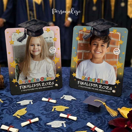 Ser finalista é guardar para sempre momentos únicos, amizades verdadeiras, aprendizagens e memórias que marcaram uma etapa tão especial. 🎓✨

É celebrar conquistas, recordar os melhores momentos e dar início a novos sonhos e novas aventuras. 💫
Moldura finalista "O teu futuro vai ser brilhante", personalizado com nome, foto, frase e o ano que desejar.&nbsp;

Porque cada finalista merece uma recordação especial para mais tarde recordar com carinho.&nbsp;