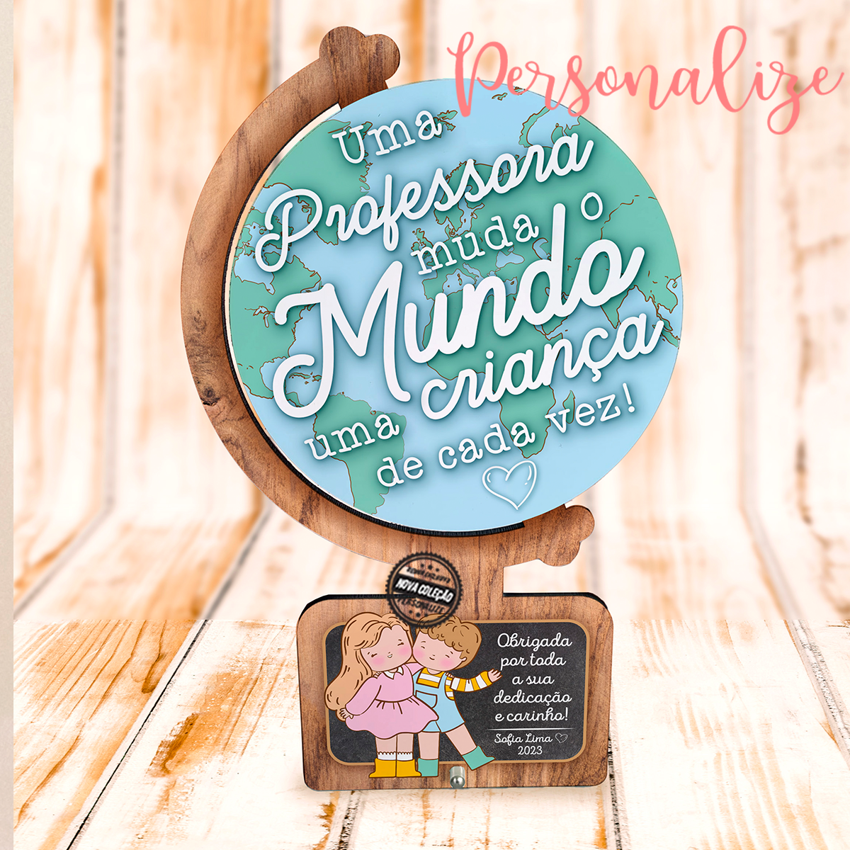 Moldura formato globo personalizada para professora que pode alterar totalmente a frase e oferecer por exemplo ao