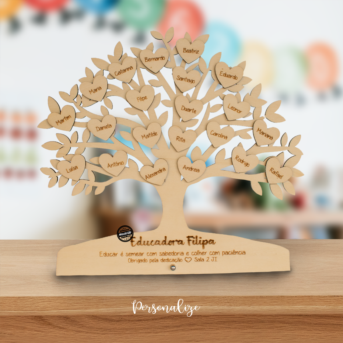 Há pessoas que deixam raízes no coração de cada criança. 🌳✨

Moldura árvore da vida "Educar é semear com sabedoria e colher com paciência. Obrigado pela dedicação", foi personalizada foi criada para homenagear quem acompanha, ensina e faz crescer com carinho todos os dias.

Cada coração representa uma criança, tornando esta peça única numa recordação cheia de significado para oferecer à educadora, professora ou auxiliar no final do ano letivo.

Mais do que um presente, é uma forma especial de agradecer tod