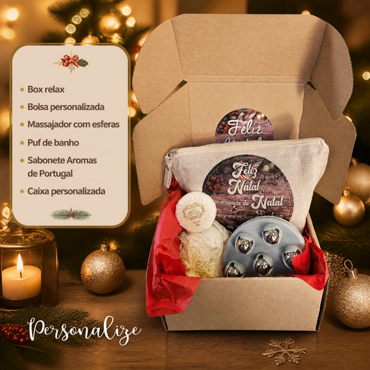Surpreende alguém especial com este Kit de Banho e Cuidado Pessoal, uma caixinha preparada para oferecer momentos de relaxamento, bem-estar e autocuidado.

Com uma seleção de acessórios úteis para a rotina de beleza e higiene, este conjunto é o presente ideal para quem merece um momento só seu.&nbsp;

Inclui:
- Bolsa personalizada
- Massajador com esferas
- Puff de banho
- Sabonete Aromas de Portugal
- Caixa personalizada com decoração natalícia

Um presente pensado para mimar, surpreender e tornar o Natal 
