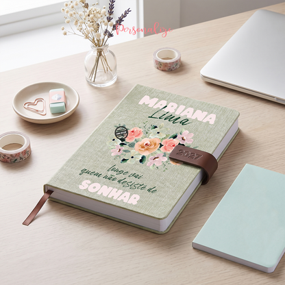 Adicione inspiração e leveza à sua rotina diária com esta&nbsp;agenda personalizada para 2027. Com capa em tecido sintético texturizado de tom cinza elegante, traz uma ilustração floral delicada e a frase motivacional "Longe vai quem não desiste de sonhar".
Torne-a verdadeiramente única personalizando a capa com o seu nome.

Características Principais:
Personalização Exclusiva: Gravada com o seu nome na capa para um toque pessoal ou para oferecer a alguém especial.
Ano 2027: Detalhe elegante do ano no fecho
