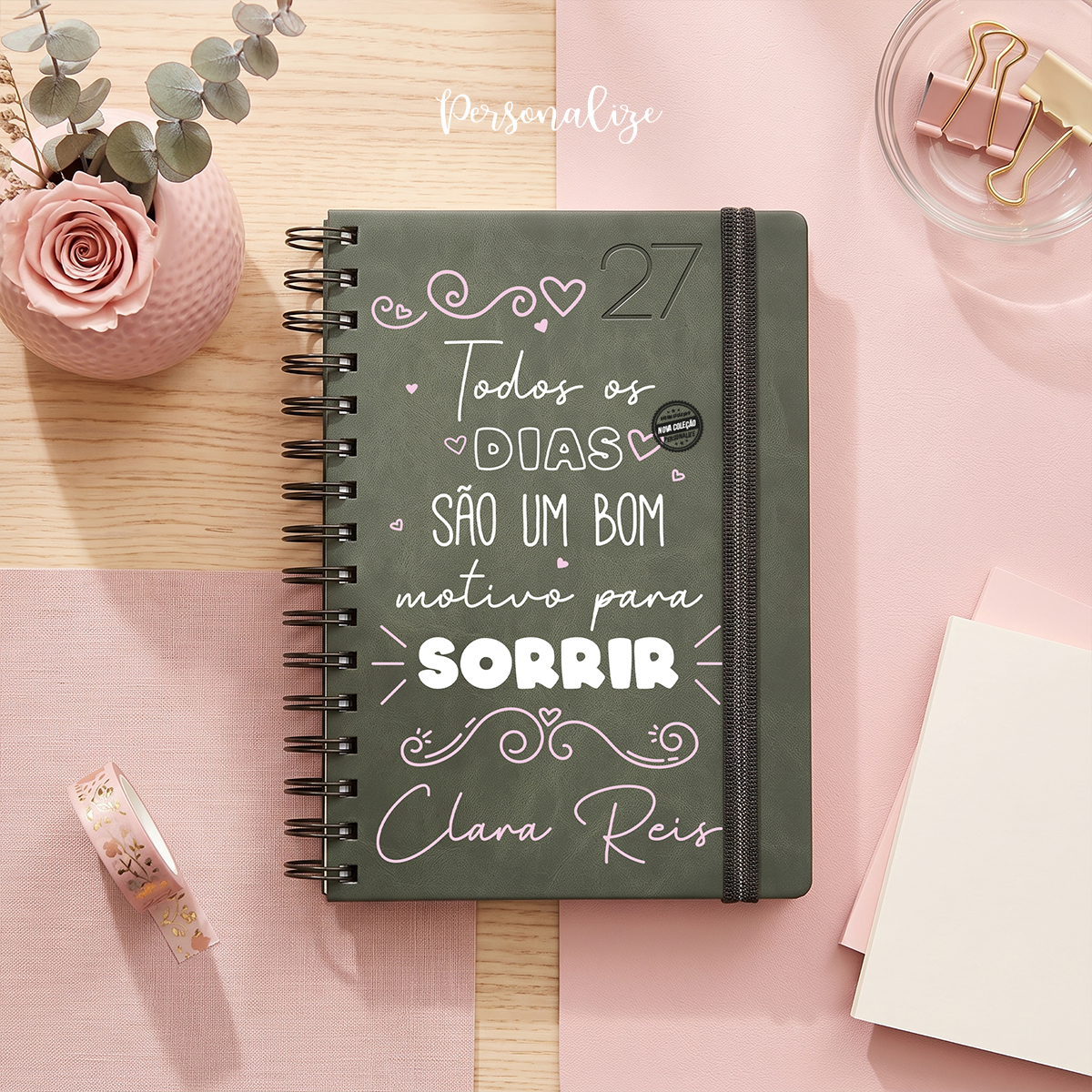 Começa 2027 com tudo organizado com esta agenda diária de argolas personalizada do principezinho.
Agenda 2027 diária de argolas "Todos os dias são um bom motivo para sorrir", prática, original e com um design moderno, é perfeita para planear compromissos, tarefas, objetivos e momentos especiais.

💙 Características:
📅 Agenda diária 2027
📸 Capa personalizada frase e imagem que desejar
💙 Capa verde com design moderno e divertido
🌀 Encadernação com argolas
🔒 Fecho com elástico
✨ Ideal para organização diá