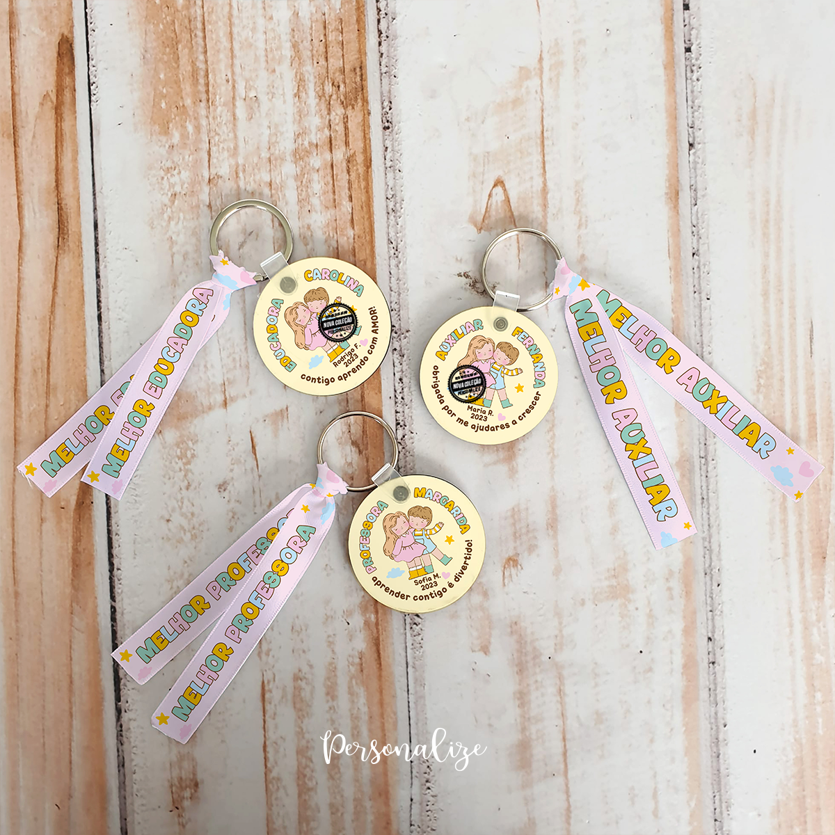 Os nossos artigos são sempre o presente ideal!

Porta-chaves "Contigo aprendo com amor ", disponível para professora, educadora, auxiliar, entre outros.&nbsp;
Personalize com a frase e/ou nome que desejar.&nbsp;