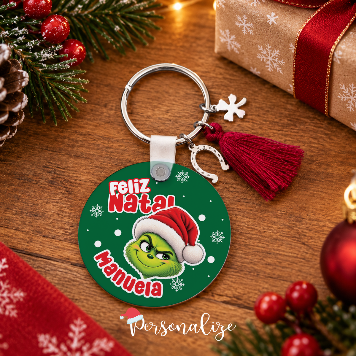 💚🎄 COLEÇÃO GRINCH - UM NATAL COM PERSONALIDADE! 🎄❤️

Quem disse que o Natal tem de ser sempre fofinho?&nbsp;O Grinch chegou à nossa loja para dar um toque de humor, irreverência e muita personalidade à época mais mágica do ano! 🎅✨

Porta-chaves natal Grinch "Feliz Natal", inspirada na personagem mais rabugenta da época natalícia, esta coleção reúne artigos que combinam criatividade, originalidade e o espírito irreverente do Grinch.

Seja para oferecer a alguém especial ou para dar um toque divertido ao 