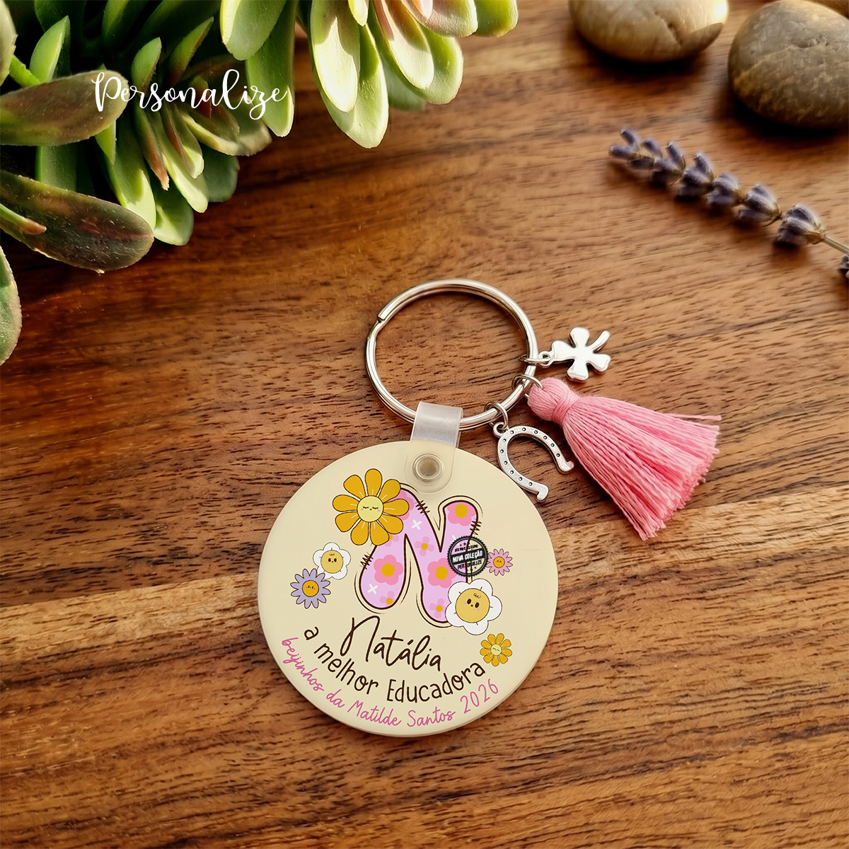 🌸📚&nbsp;Coleção Florida Personalizada para a Comunidade Escolar&nbsp;📚🌸

Ainda vais a tempo de surpreender aquela professora, educadora ou auxiliar especial com um presente cheio de cor e carinho!&nbsp;

Com um design floral encantador e a inicial do nome personalizada e pequena frase, esta coleção traz a delicadeza das flores e o toque único que todos adoram!

- Presente perfeito para agradecer
- Novidade fresquinha
- Ideal para o final do ano letivo

🌸 Porque quem cuidou, ensinou e acompanhou… merece