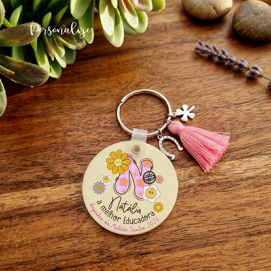 🌸📚&nbsp;Coleção Florida Personalizada para a Comunidade Escolar&nbsp;📚🌸

Ainda vais a tempo de surpreender aquela professora, educadora ou auxiliar especial com um presente cheio de cor e carinho!&nbsp;

Com um design floral encantador e a inicial do nome personalizada e pequena frase, esta coleção traz a delicadeza das flores e o toque único que todos adoram!

- Presente perfeito para agradecer
- Novidade fresquinha
- Ideal para o final do ano letivo

🌸 Porque quem cuidou, ensinou e acompanhou… merece