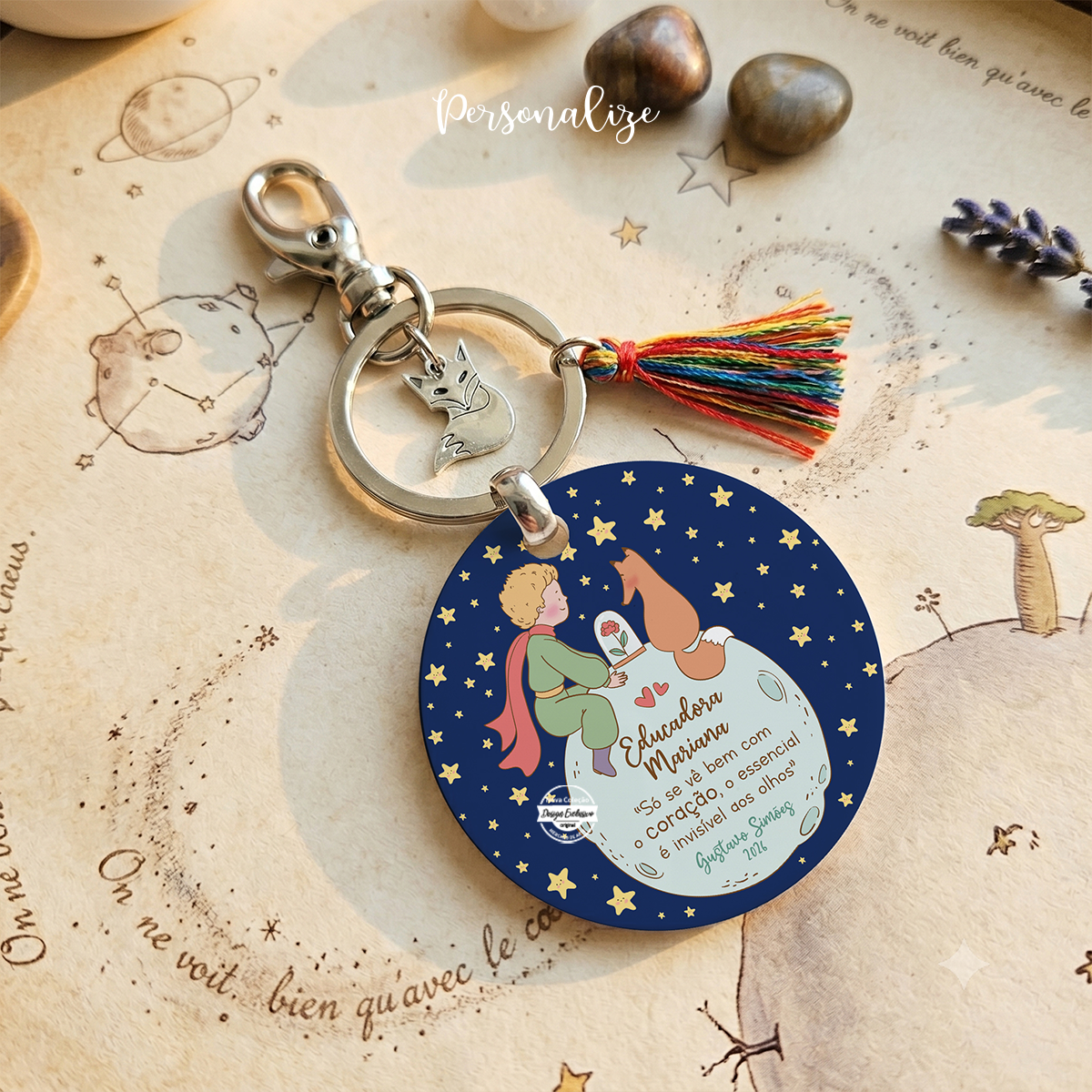 Novidade!&nbsp;

A nossa coleção do principezinho é sempre um sucesso e este porta chaves não é exceção!&nbsp;
Porta chaves principezinho "Só se vê bem com o coração, o essencial é invisível aos olhos", personalizado com a frase e/ou nome que desejar.&nbsp;