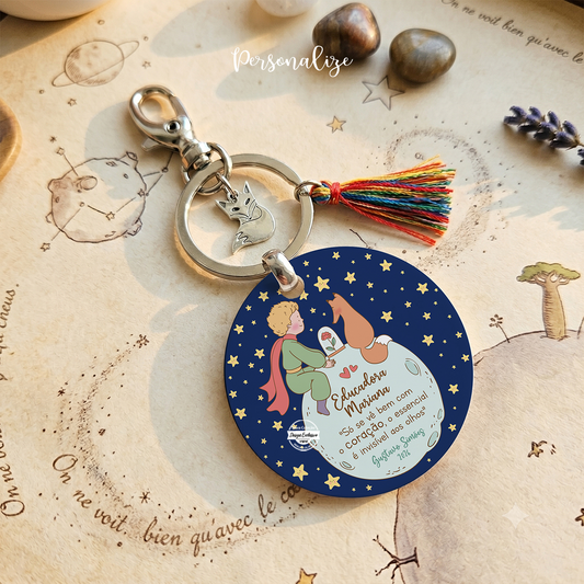 Novidade!&nbsp;

A nossa coleção do principezinho é sempre um sucesso e este porta chaves não é exceção!&nbsp;
Porta chaves principezinho "Só se vê bem com o coração, o essencial é invisível aos olhos", personalizado com a frase e/ou nome que desejar.&nbsp;