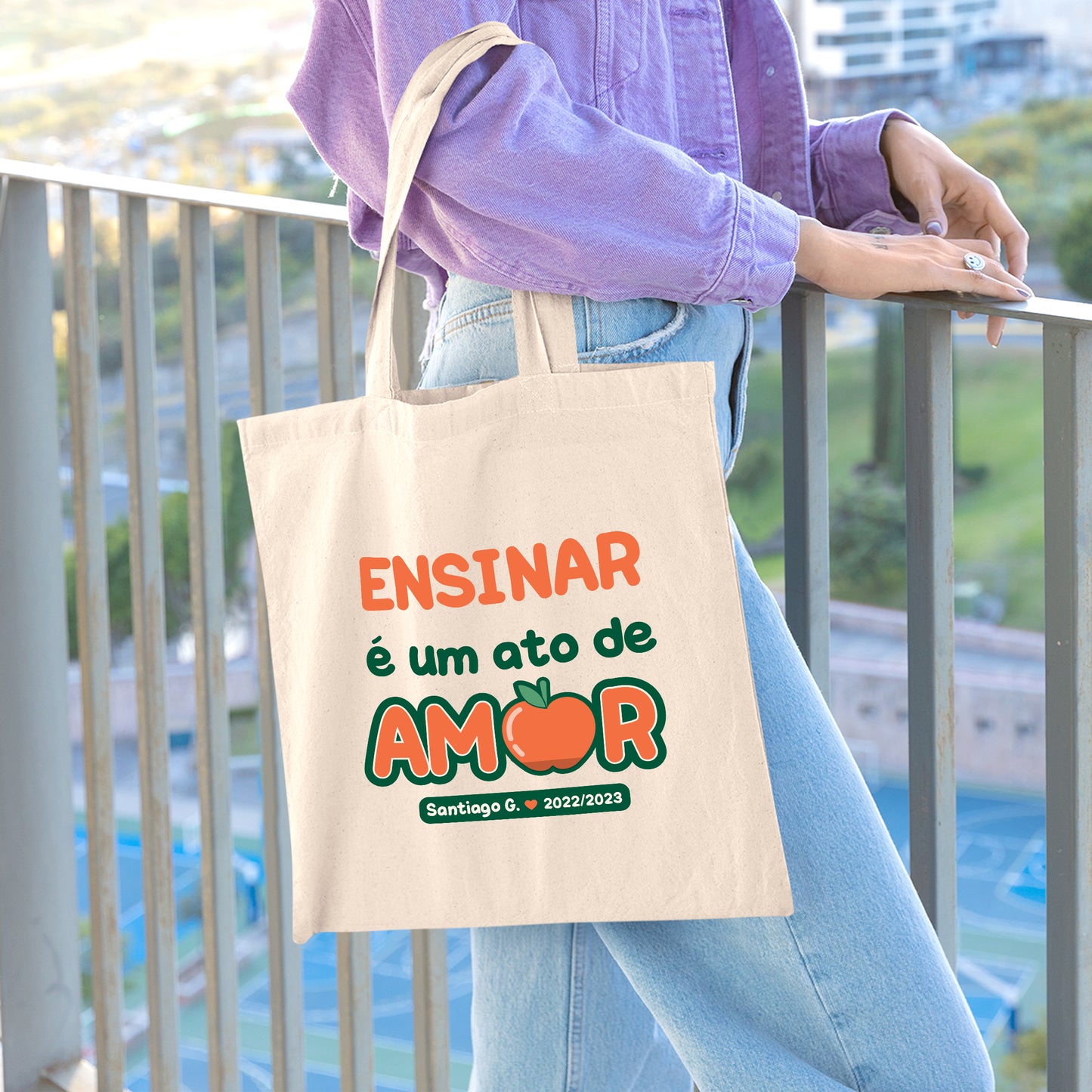 Saco de tecido com design " Ensinar é um ato de AMOR", pode personalizar a frase a seu gosto, ou manter o design alterando apenas o nome. Uma sugestão para presentear todos os profissionais ou amigos que garantimos que vão adorar!