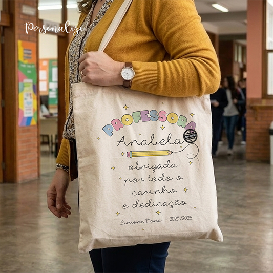 Ensinar é muito mais do que transmitir conhecimento — é inspirar, apoiar e acompanhar cada passo do crescimento.
Saco "Obrigada por todo o carinho e dedicação", personalizado com nome e/ou frase que desejar.&nbsp;

Uma homenagem especial para quem dedica o coração a ensinar.