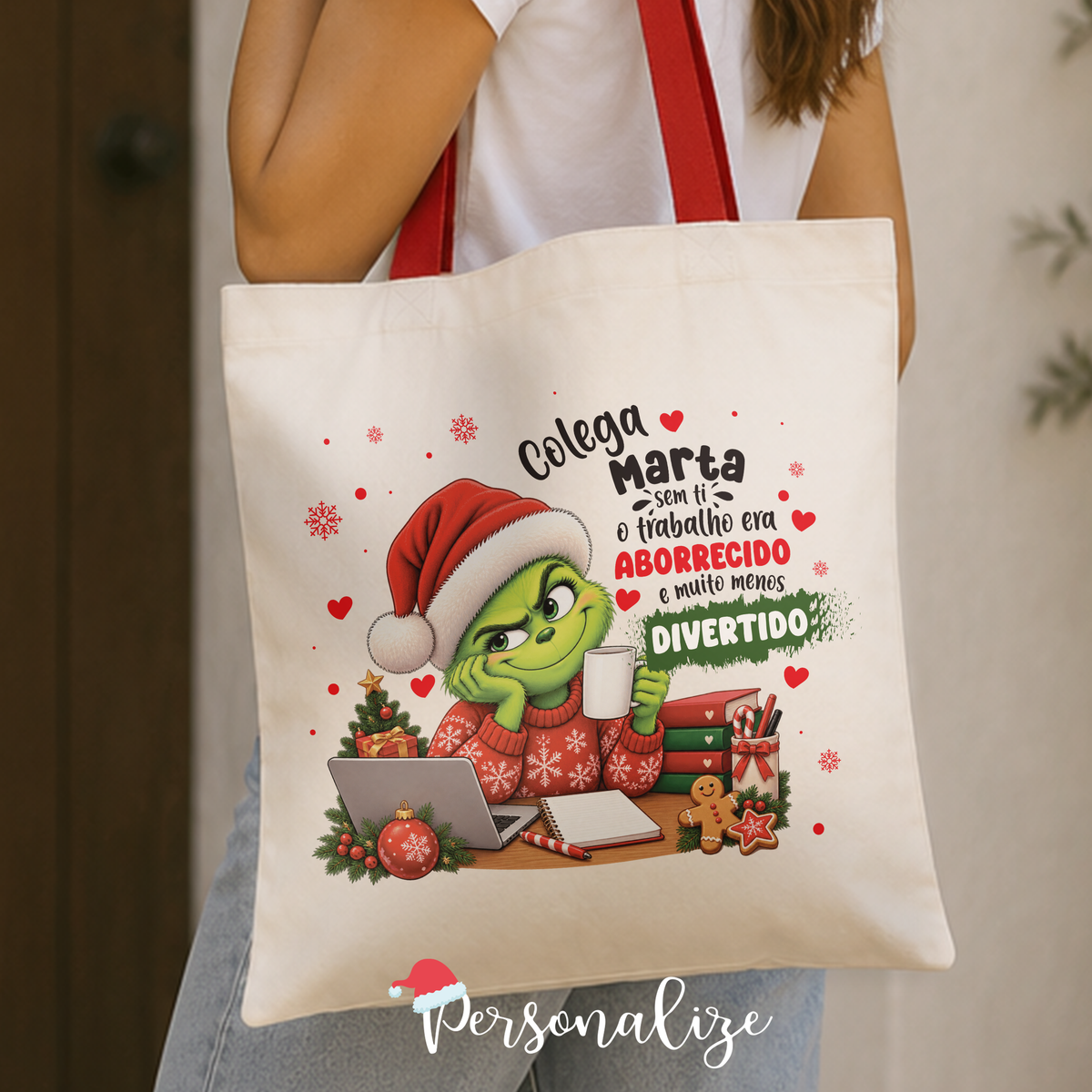 💚🎄 COLEÇÃO GRINCH - UM NATAL COM PERSONALIDADE! 🎄❤️

Quem disse que o Natal tem de ser sempre fofinho?&nbsp;O Grinch chegou à nossa loja para dar um toque de humor, irreverência e muita personalidade à época mais mágica do ano! 🎅✨

Saco alça vermelha natal Grinch "Colega sem ti o trabalho era aborrecido e muito menos divertido", inspirada na personagem mais rabugenta da época natalícia, esta coleção reúne artigos que combinam criatividade, originalidade e o espírito irreverente do Grinch.

Seja para ofe